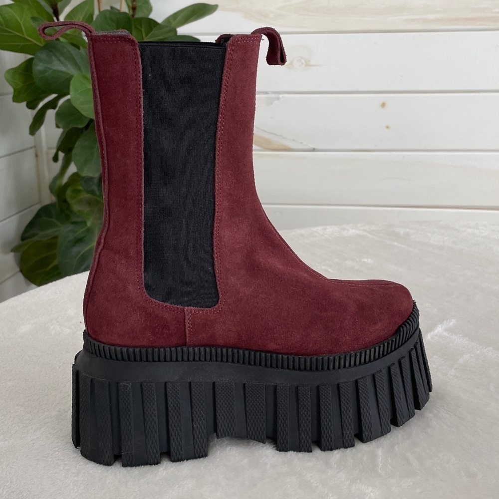L'Intervalle Lorana Chelsea boot in burgundy suede, Eu 37 = us. 6.5 like new.